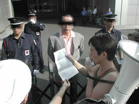 5・20で抗議書を受け取った古川(元公安警察)