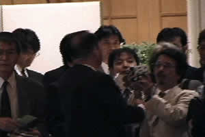 �ʊ��ɎB�e�𑱂��郍�t�g�V�l�}�X�^�b�t